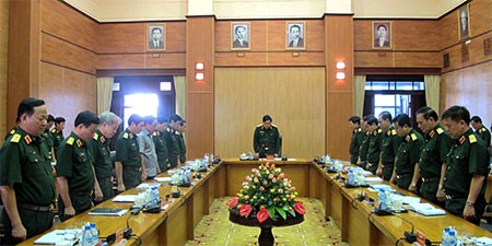 Các đại biểu dự cuộc họp dành phút mặc niệm Đại tướng Võ Nguyên Giáp.